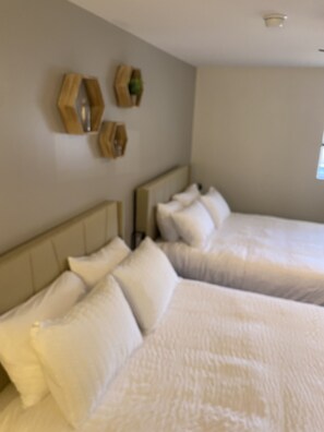 Elite Suite, Multiple Beds, Balcony, Mountain View | 1 bedroom, premium bedding, down comforters, individually decorated - The Darmont Hotel and Suites (Darby)