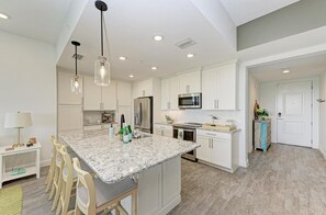 Réfrigérateur, four à micro-ondes, lave-vaisselle, cafetière-théière