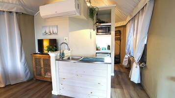 Refrigerador, microondas, cafetera y tetera y tostadora