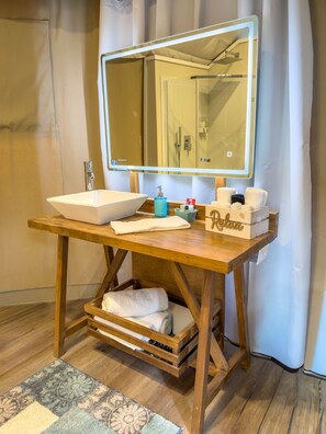 Douche, séchoir à cheveux, serviettes fournies, savon
