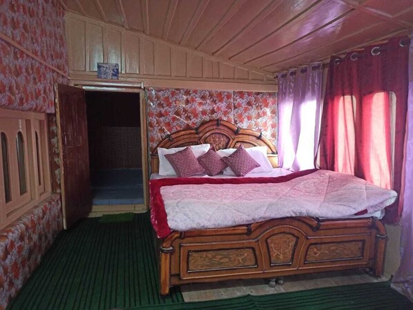 2 habitaciones y tabla de planchar con plancha