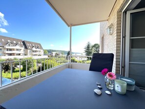 Outdoor dining - NEW! FIRST OCCUPANCY! Fully renovated apartment with a view of the Flensburg Fjord (Harrislee)