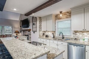 Kylskåp, mikrovågsugn, ugn och spishäll