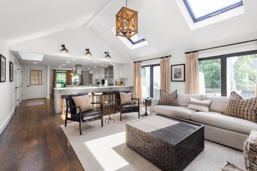 Elegant Downtown Retreat 5 Bedrooms & First Floor Primary Suite