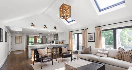 Elegant Downtown Retreat 5 Bedrooms & First Floor Primary Suite