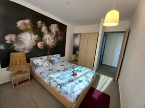 6 bedrooms, desk, iron/ironing board, free WiFi