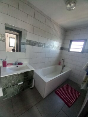 Bathtub, hair dryer, towels, soap - Two semi-detached villas for a doubly pleasant stay (Saint-Louis)