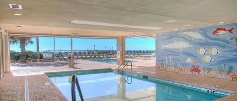 Inomhuspool och utomhuspool