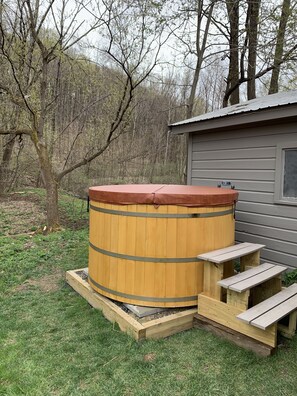Outdoor spa tub