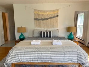 8 bedrooms, desk, iron/ironing board, travel crib