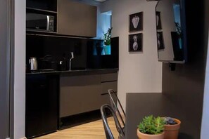 Refrigerador, microondas, placa de cocina, cafetera/tetera