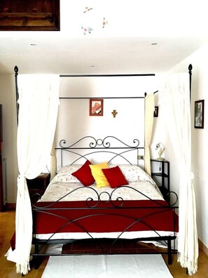 8 bedrooms, travel cot, bed sheets - Splendid Mansion of the 1600s (Gubbio)