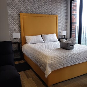 2 bedrooms, desk, WiFi