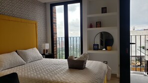 2 bedrooms, desk, WiFi