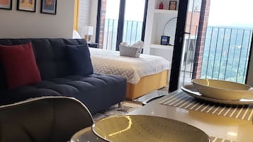 2 bedrooms, desk, WiFi