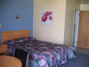 32-inch flat-screen TV with cable channels - hotel le pharillon (Gaspé)