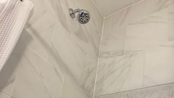 Douche, sĂšche-cheveux, serviettes fournies, savon