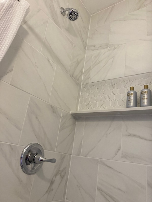 Douche, sèche-cheveux, serviettes fournies, savon