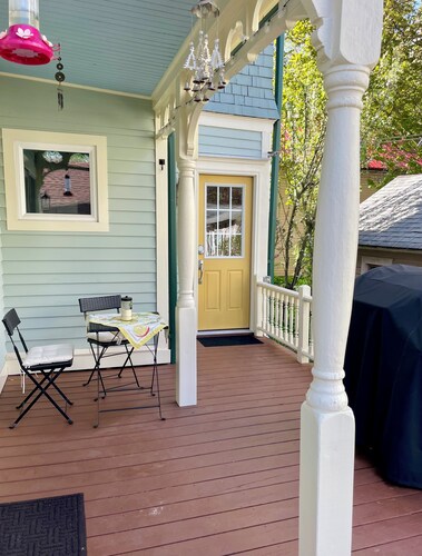 Victorian Charm—Studio/Apartment in Delhi Village