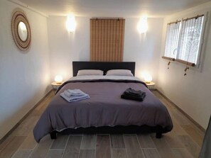 2 bedrooms, soundproofing, free WiFi, bed sheets