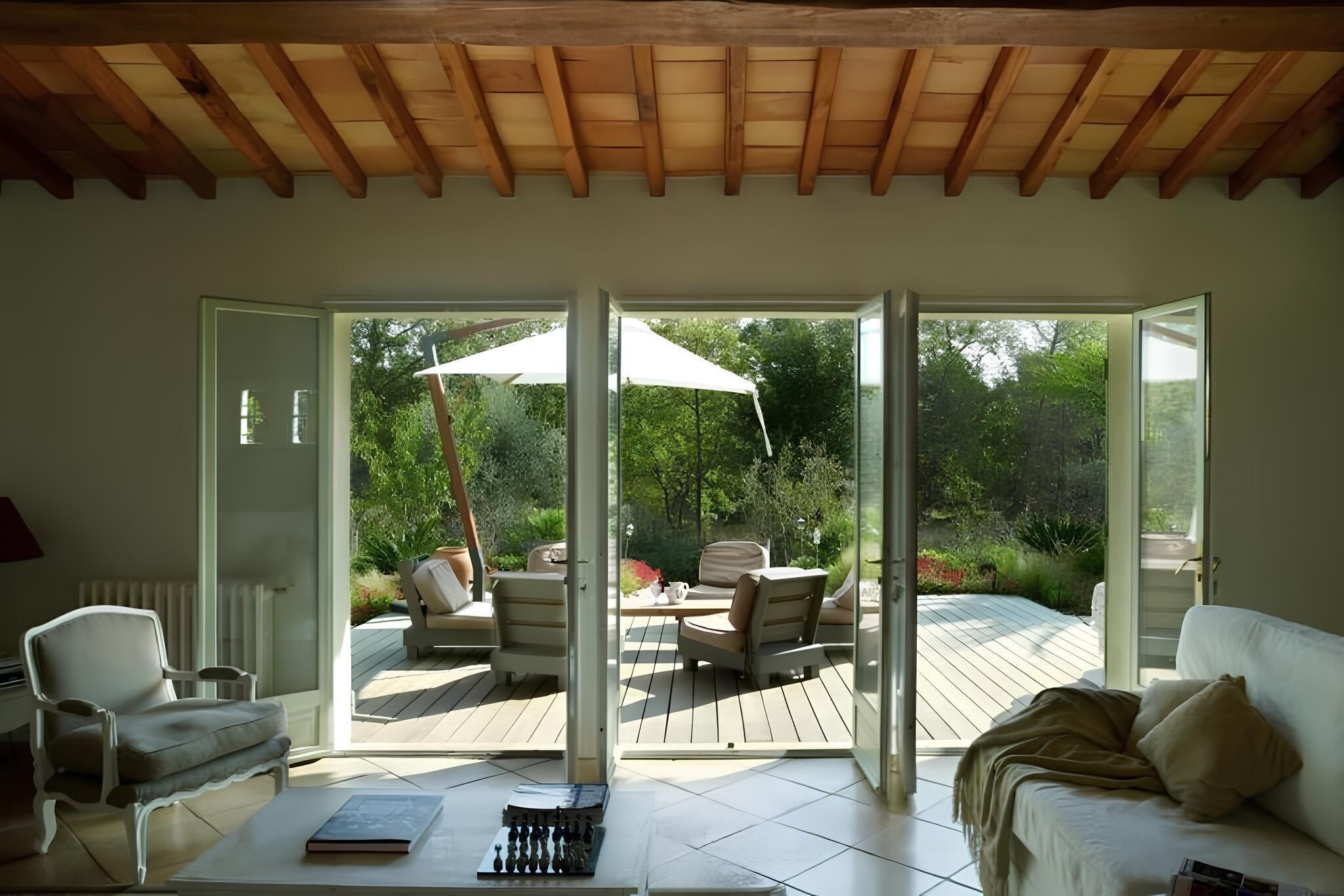 Fernseher, Kamin, Bücher