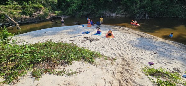Beach nearby, sun-loungers, beach towels