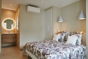 3 bedrooms, desk, iron/ironing board, travel cot