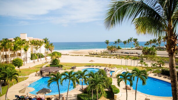 A resort with a swimming pool, palm trees, and a beach view. - Las Mañanitas LM E3302 (Los Cabos)