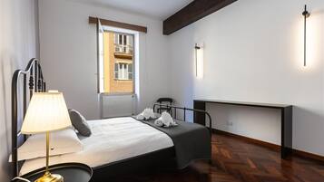 2 bedrooms, iron/ironing board, internet, bed sheets