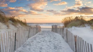 Plage à proximité, chaises longues, serviettes de plage