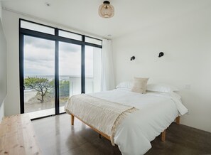 6 bedrooms, desk, iron/ironing board, travel crib