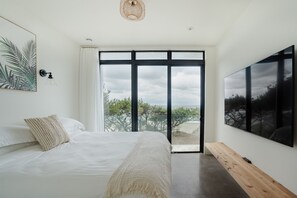 6 bedrooms, desk, iron/ironing board, travel cot - Forest Edge Beach House: New Oceanfront Luxury (Cloverdale)