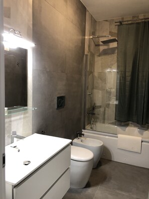 Ensemble douche/baignoire, sèche-cheveux