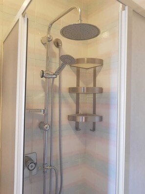 Bruser, bidet, håndklæder, Toiletpapir