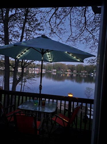 Remodeled 3BR 2BA Beachfront Cottage, Pet Friendly. All-Sports Lakefront