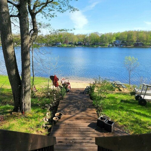 Remodeled 3BR 2BA Beachfront Cottage, Pet Friendly. All-Sports Lakefront