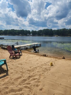 Sur la plage, chaise longue, serviettes de plage
