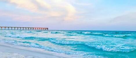 Playa en los alrededores y camastros