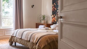 エリート ダブルルーム | 低反発ベッド、WiFi (無料)、客室ごとに異なる装飾、客室ごとに異なるインテリア