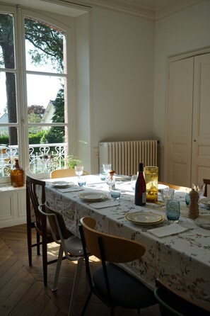 S'hi serveixen sopars i plats de cuina francesa