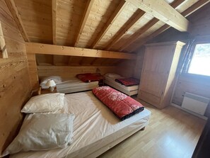 4 bedrooms, iron/ironing board, free WiFi