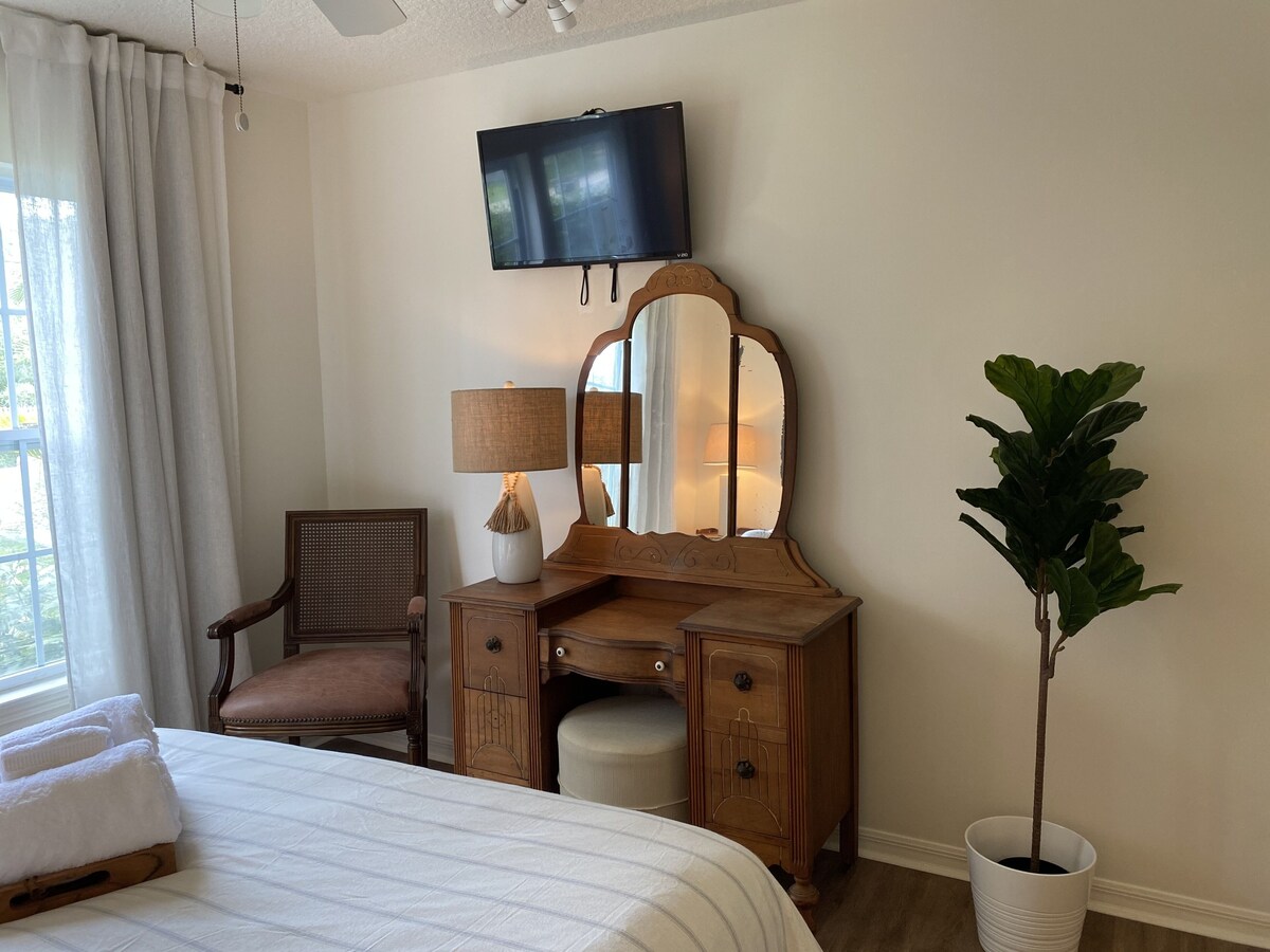 Photo 8 of Luxury Sunset, Marsh View, New Remodel, Easy Walk To Old Town #B