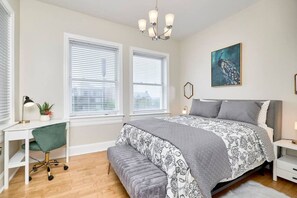 Skrivebord, strykejern/-brett, wi-fi (inkludert) og sengetøy