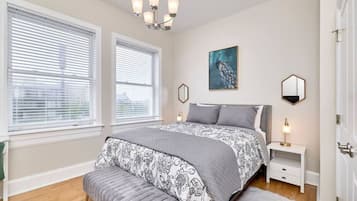 Escritorio, tabla de planchar con plancha, wifi gratis y ropa de cama