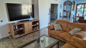 Smart-tv, bordtennisbord, stereoanlæg