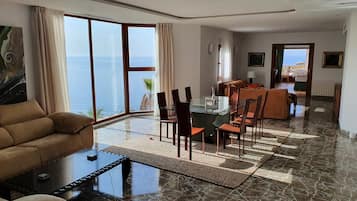 Smart-TV, Tischtennisplatte, Stereoanlage