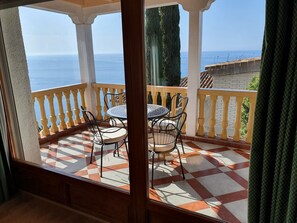 تناول الطعام بالخارج