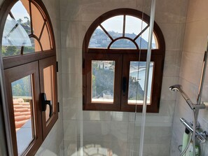 أحواض استحمام، مجففات شعر، مراحيض شطف، مناشف