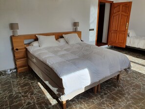 4 عدّة غرف نوم ومكتب وواي فاي وملاءات أسرّة