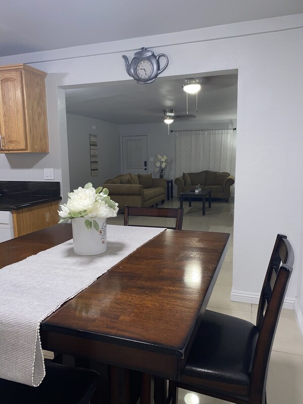 Dining - Cheerful 3-Bedrooms residential home (Las Vegas)